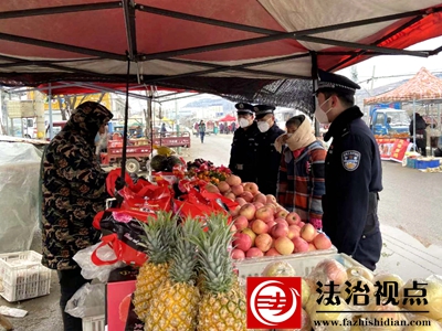 1月14日，枣庄市公安局山亭分局水泉派出所民辅警冒雪到集贸市场开展巡逻防控，向群众宣讲冬季安全防范常识。.jpg