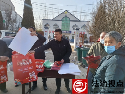 普法宣传进大集，法治挂历迎新春 (3).jpg