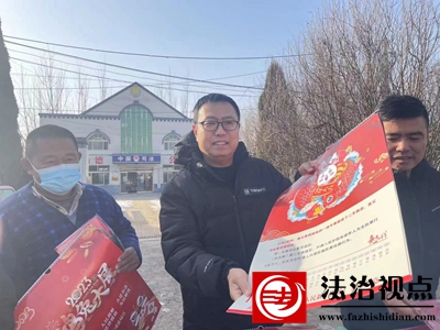 普法宣传进大集，法治挂历迎新春 (2).jpg