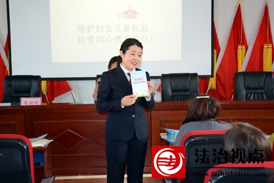 为街道妇联干部开展妇女儿童权益保护和强制报告制度落实普法宣讲.jpg