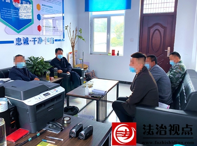 图为马坡派出所民警在小调解室与当事人沟通情景.jpg