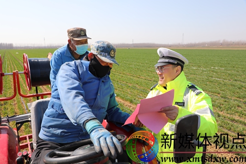 图四：对农用车驾驶员进行交通安全教育，从源头消除交通安全隐患。.jpg