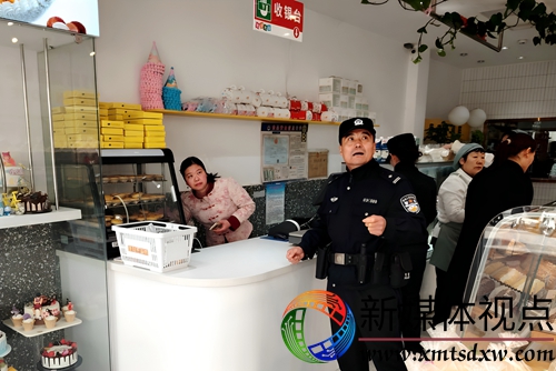 3月21日，枣庄市公安局山亭分局山城派出所民警辅警深入辖区商户了解社情民意，开展普法和安全防范宣传，认真排查安全隐患。.jpg