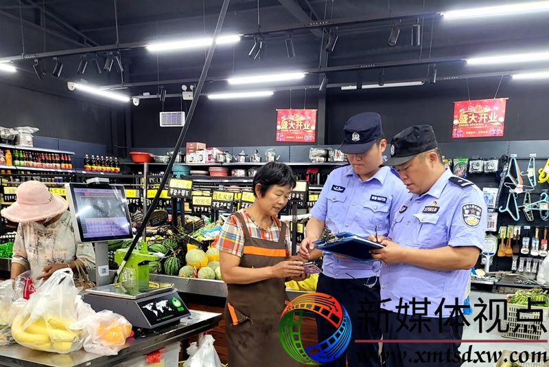 5月27日，枣庄市公安局山亭分局水泉派出所民辅警深入辖区商场开展消防安全检查，面对面向从业人员宣传消防安全知识，切实筑牢消防安全“防火墙”。.jpg