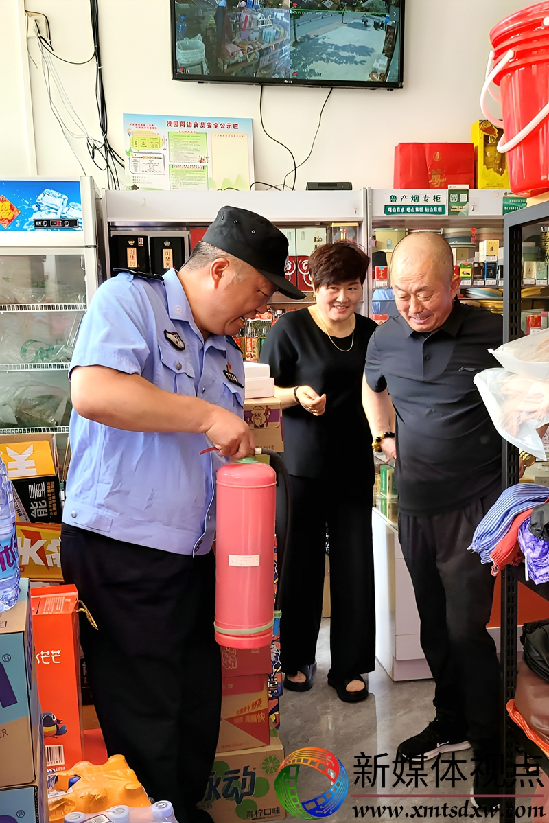 5月27日，枣庄市公安局山亭分局水泉派出所民辅警在辖区超市开展消防安全检查，现场查看灭火器材是否处于正常使用状态，并向从业人员宣讲消防安全知识。.jpg