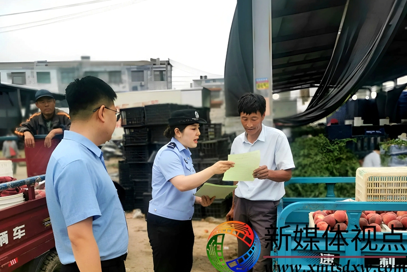 6月13日，枣庄市公安局山亭分局冯卯派出所民警在欧峪果品市场向果农宣讲防范电信网络诈骗知识，筑牢全民反诈“防火墙”。(1).jpg