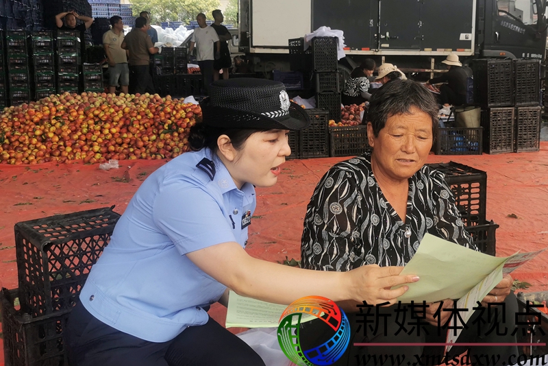 6月13日，枣庄市公安局山亭分局冯卯派出所民警在欧峪果品市场向群众讲解防范电信网络诈骗知识。(1).jpg