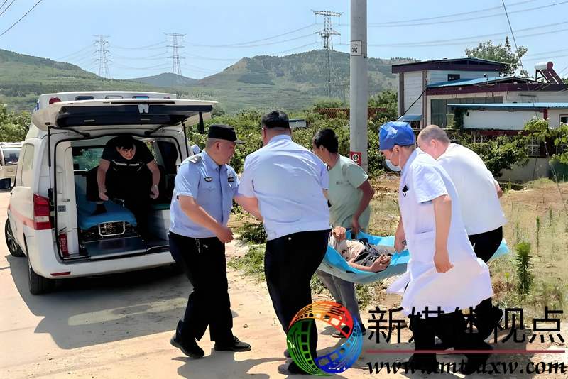 6月16日，枣庄市公安局山亭分局水泉派出所民辅警联合医护人员和附近群众协作联动，将一位因车辆侧翻腿部受伤的老人抬上救护车。.jpg