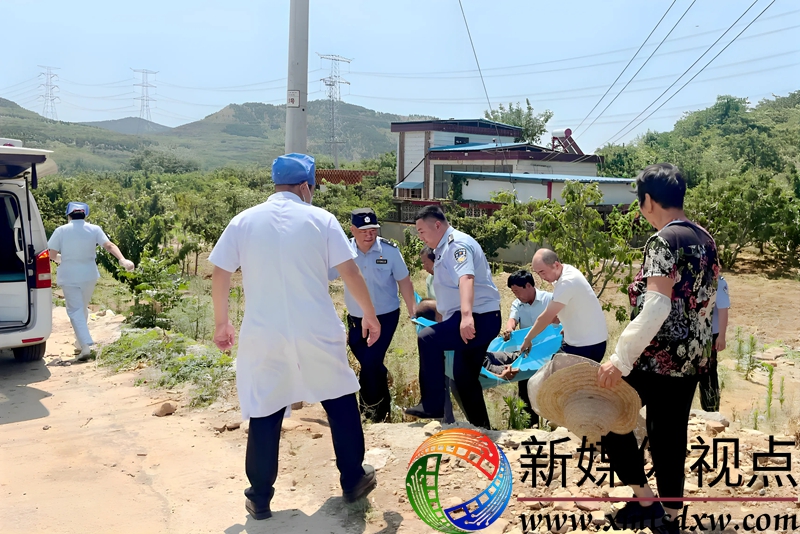 6月16日，枣庄市公安局山亭分局水泉派出所民辅警联合医护人员和附近群众及时将一位因车辆侧翻腿部受伤的老人送医治疗。.jpg