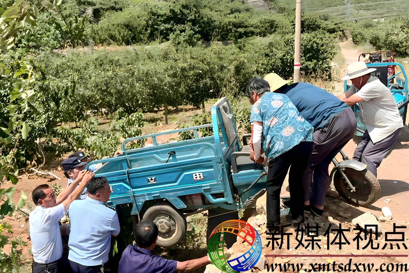 6月16日，枣庄市公安局山亭分局水泉派出所民辅警和附近群众齐心协力将侧翻进路边沟里的电动三轮车推拽上来。.jpg