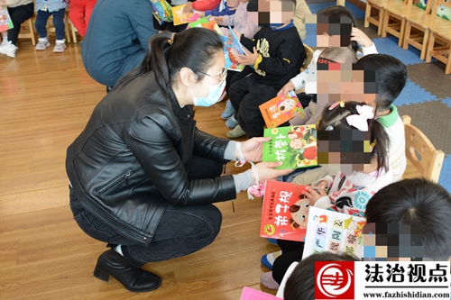 走进康复中心关爱听障儿童.jpg