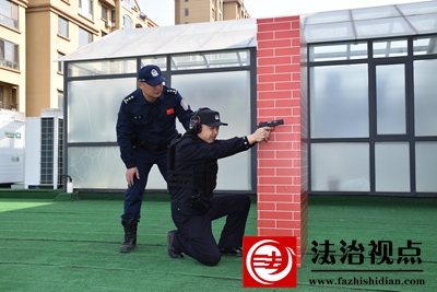 指导民警射击.JPG