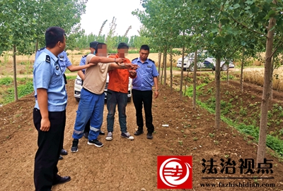 图为嫌疑人在指认作案现场.jpg