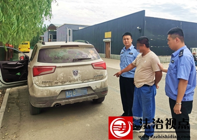 图为嫌疑人在指认涉案车辆.jpg