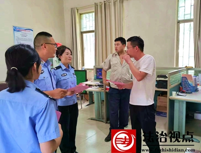 民警进企业宣传反诈知识.jpg