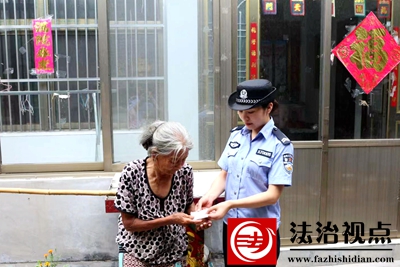 枣庄市公安局山亭分局店子派出所户籍民辅警开展上门送证活动。.jpg