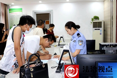 枣庄市公安局山亭分局店子派出所户籍窗口便民服务“不打烊”，节假日加班为群众办理户籍业务。.jpg
