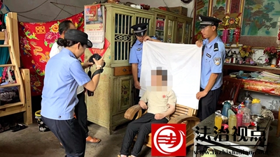 枣庄市公安局山亭分局店子派出所户籍民辅警利用午休时间来到辖区高崖村，上门为身患残疾的孙姓村民办理身份证。.jpg