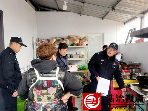 3月13日，枣庄市公安局山亭分局水泉派出所联合有关单位和部门，深入餐馆排查燃气使用安全隐患，叮嘱业主落实安全防范措施。.jpg
