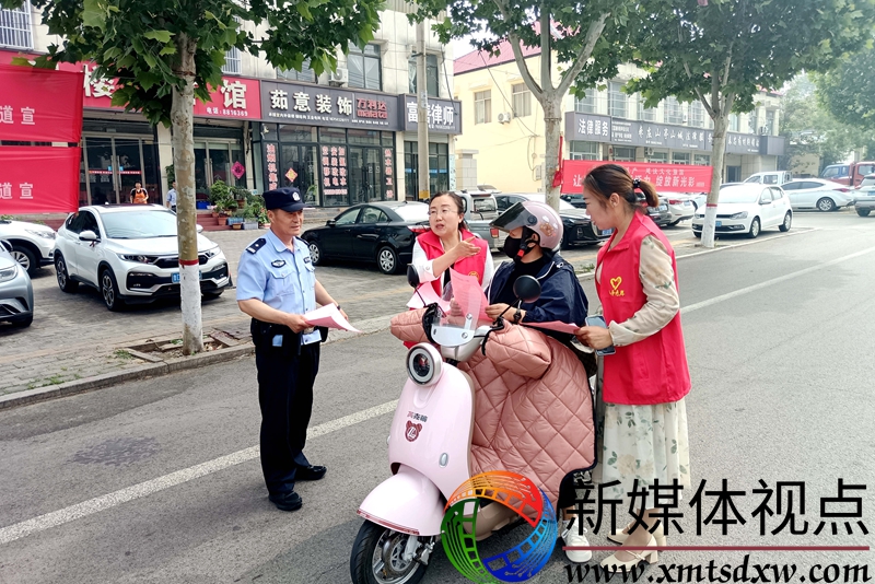 5月16日，枣庄市公安局山亭分局山城派出所民警和志愿者向群众开展倡树文明新风主题宣传。.jpg