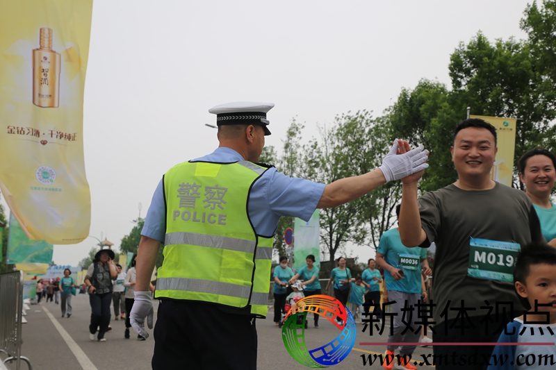 图四-1、2025年5月17日，执勤交警为参赛选手加油！.jpg
