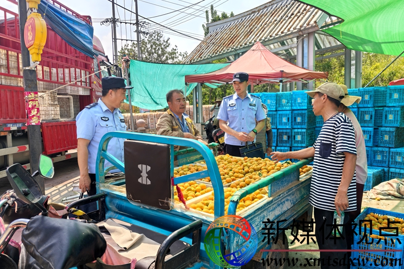 5月21日，枣庄市公安局山亭分局冯卯派出所民警在辖区赵泉村维护黄杏购销市场秩序，向果农和客商宣讲安全防范常识。.jpg