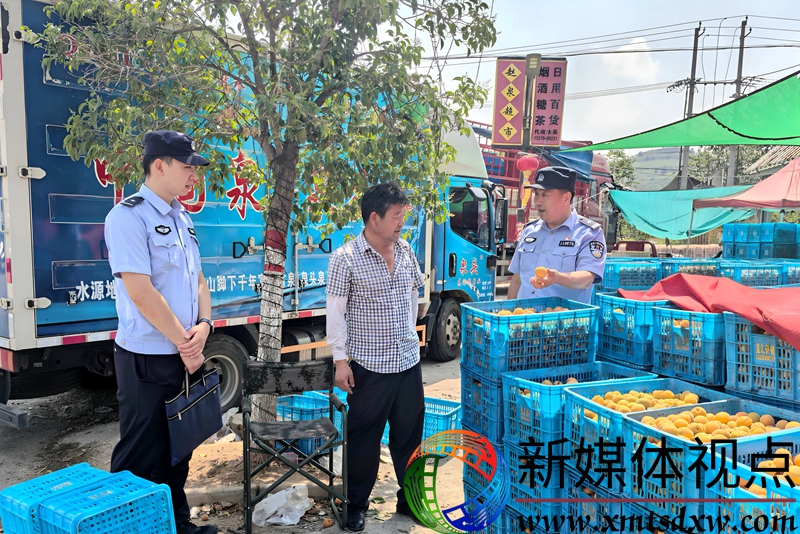 5月21日，枣庄市公安局山亭分局冯卯派出所民警在辖区赵泉村黄杏购销市场向果农询问治安状况，面对面宣讲防盗窃、防诈骗等安全防范常识。.jpg