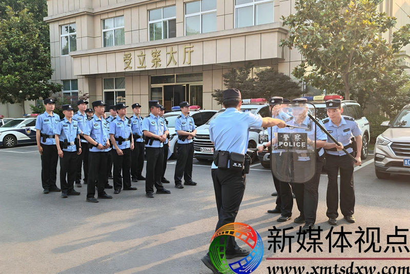 ５月２８日，枣庄市公安局山亭分局山城派出所组织民辅警开展“红蓝对抗”演练活动。.jpg