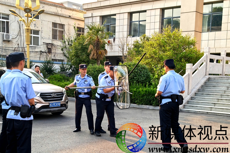 ５月２８日，枣庄市公安局山亭分局山城派出所组织民辅警开展“红蓝对抗”演练活动，进一步提升执法规范化水平和应急处突能力。.jpg