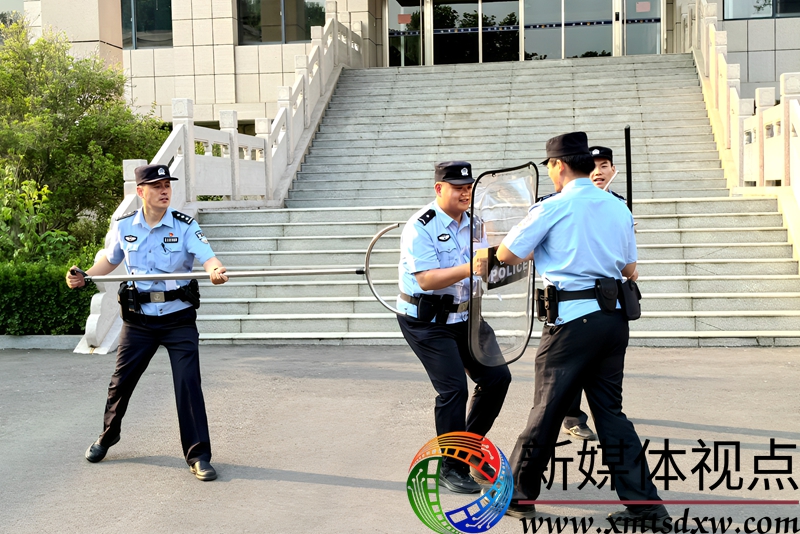 ５月２８日，枣庄市公安局山亭分局山城派出所民辅警开展最小作战单元实战演练。.jpg