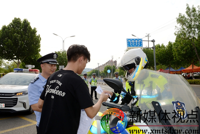 6月7日，枣庄市公安局山亭分局多警种联动，迅速为遗忘居民身份证的高考考生开具临时身份证明，不到两分钟时间交警大队铁骑护考队员就送到考生手中。.jpg