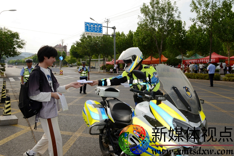 6月7日，枣庄市公安局山亭分局多警种联动，迅速为2名遗忘居民身份证的高考考生开具临时身份证明，交警大队交铁骑护考队员不到两分钟时间就将证明材料送到考生手中。(2).jpg